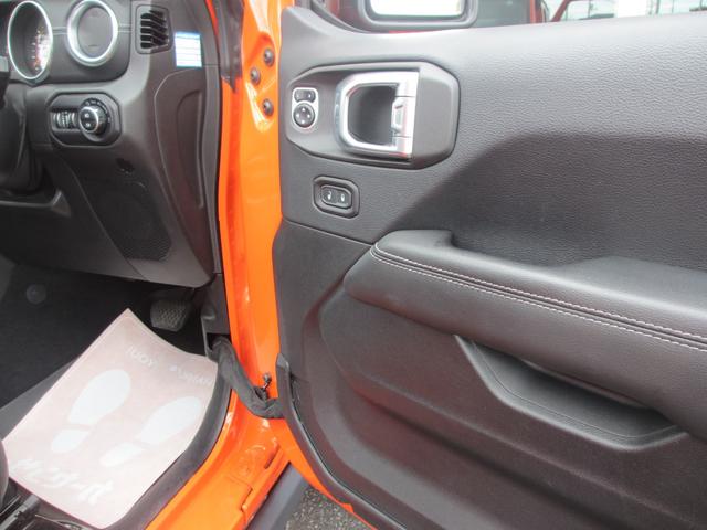 ジープ・ラングラーアンリミテッド サハラ ローンチエディション ロッククローラーRRDリフトUP/METHOD17AW/NITTO40インチタイヤ/Flowmasterマフラー/純正ソナー対応ポイズン前後バンパー/ロックレール/オバフェン/ドラレコ/黒革/ラテラル(55枚目)