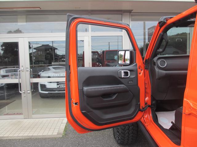 ジープ・ラングラーアンリミテッド サハラ ローンチエディション ロッククローラーRRDリフトUP/METHOD17AW/NITTO40インチタイヤ/Flowmasterマフラー/純正ソナー対応ポイズン前後バンパー/ロックレール/オバフェン/ドラレコ/黒革/ラテラル(59枚目)