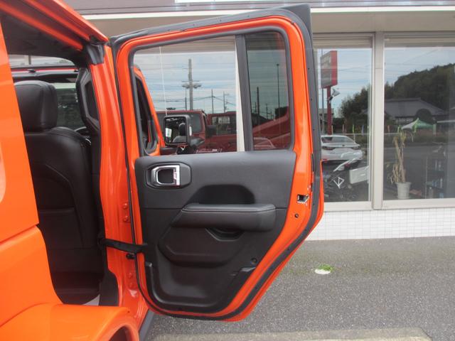 ジープ・ラングラーアンリミテッド サハラ ローンチエディション ロッククローラーRRDリフトUP/METHOD17AW/NITTO40インチタイヤ/Flowmasterマフラー/純正ソナー対応ポイズン前後バンパー/ロックレール/オバフェン/ドラレコ/黒革/ラテラル(64枚目)