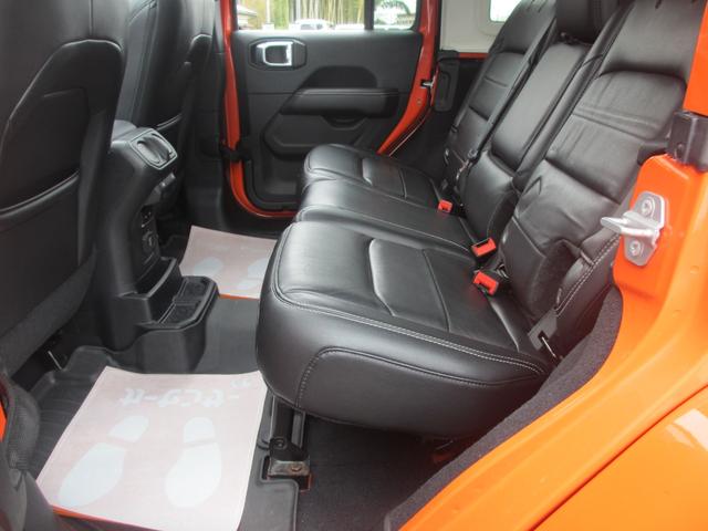 ジープ・ラングラーアンリミテッド サハラ ローンチエディション ロッククローラーRRDリフトUP/METHOD17AW/NITTO40インチタイヤ/Flowmasterマフラー/純正ソナー対応ポイズン前後バンパー/ロックレール/オバフェン/ドラレコ/黒革/ラテラル(70枚目)