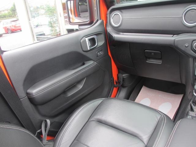 ジープ・ラングラーアンリミテッド サハラ ローンチエディション ロッククローラーRRDリフトUP/METHOD17AW/NITTO40インチタイヤ/Flowmasterマフラー/純正ソナー対応ポイズン前後バンパー/ロックレール/オバフェン/ドラレコ/黒革/ラテラル(76枚目)