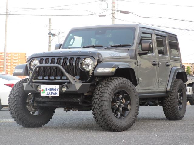 ジープ・ラングラーアンリミテッド ウィリス ラフカントリーリフトUP/JAOSマフラー/2024年製オープンカントリー35タイヤ/黒革シートカバー/前後バンパー/ロックレール/カスタムフードカバー+ラッチ+ドアバイザー/社外テール/背面キット(2枚目)