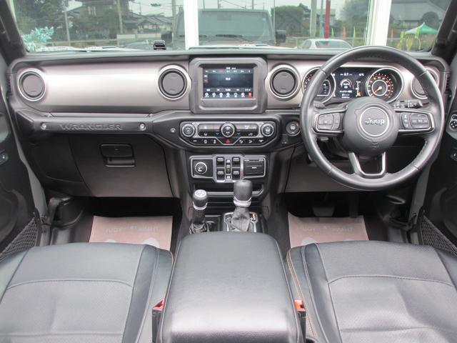 ジープ・ラングラーアンリミテッド ウィリス ラフカントリーリフトUP/JAOSマフラー/2024年製オープンカントリー35タイヤ/黒革シートカバー/前後バンパー/ロックレール/カスタムフードカバー+ラッチ+ドアバイザー/社外テール/背面キット(3枚目)