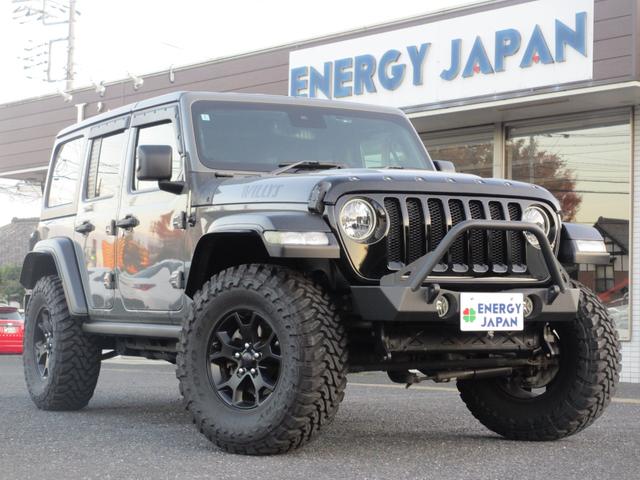 ジープ・ラングラーアンリミテッド ウィリス ラフカントリーリフトUP/JAOSマフラー/2024年製オープンカントリー35タイヤ/黒革シートカバー/前後バンパー/ロックレール/カスタムフードカバー+ラッチ+ドアバイザー/社外テール/背面キット(4枚目)