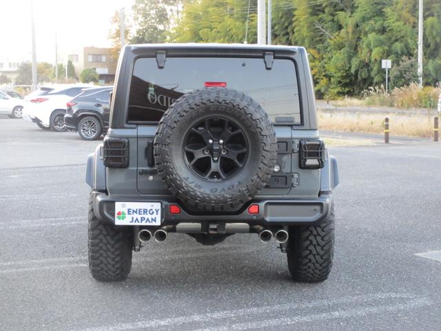 ジープ・ラングラーアンリミテッド ウィリス ラフカントリーリフトUP/JAOSマフラー/2024年製オープンカントリー35タイヤ/黒革シートカバー/前後バンパー/ロックレール/カスタムフードカバー+ラッチ+ドアバイザー/社外テール/背面キット(5枚目)