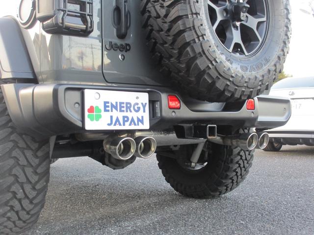 ジープ・ラングラーアンリミテッド ウィリス ラフカントリーリフトUP/JAOSマフラー/2024年製オープンカントリー35タイヤ/黒革シートカバー/前後バンパー/ロックレール/カスタムフードカバー+ラッチ+ドアバイザー/社外テール/背面キット(6枚目)