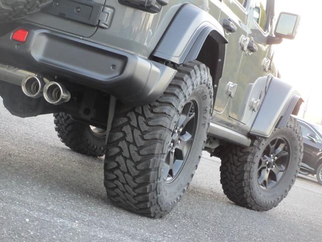 ジープ・ラングラーアンリミテッド ウィリス ラフカントリーリフトUP/JAOSマフラー/2024年製オープンカントリー35タイヤ/黒革シートカバー/前後バンパー/ロックレール/カスタムフードカバー+ラッチ+ドアバイザー/社外テール/背面キット(7枚目)
