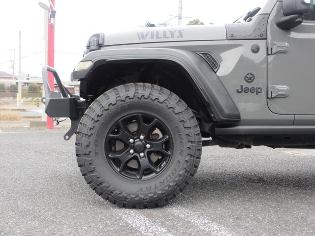 ジープ・ラングラーアンリミテッド ウィリス ラフカントリーリフトUP/JAOSマフラー/2024年製オープンカントリー35タイヤ/黒革シートカバー/前後バンパー/ロックレール/カスタムフードカバー+ラッチ+ドアバイザー/社外テール/背面キット(8枚目)