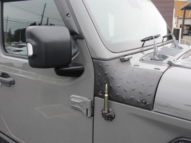 ジープ・ラングラーアンリミテッド ウィリス ラフカントリーリフトUP/JAOSマフラー/2024年製オープンカントリー35タイヤ/黒革シートカバー/前後バンパー/ロックレール/カスタムフードカバー+ラッチ+ドアバイザー/社外テール/背面キット(10枚目)