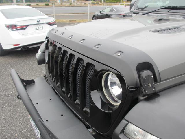 ジープ・ラングラーアンリミテッド ウィリス ラフカントリーリフトUP/JAOSマフラー/2024年製オープンカントリー35タイヤ/黒革シートカバー/前後バンパー/ロックレール/カスタムフードカバー+ラッチ+ドアバイザー/社外テール/背面キット(11枚目)