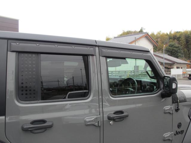 ジープ・ラングラーアンリミテッド ウィリス ラフカントリーリフトUP/JAOSマフラー/2024年製オープンカントリー35タイヤ/黒革シートカバー/前後バンパー/ロックレール/カスタムフードカバー+ラッチ+ドアバイザー/社外テール/背面キット(12枚目)