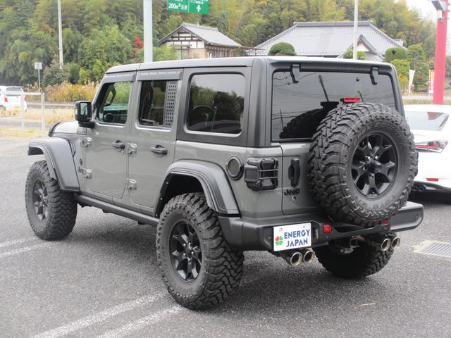 ジープ・ラングラーアンリミテッド ウィリス ラフカントリーリフトUP/JAOSマフラー/2024年製オープンカントリー35タイヤ/黒革シートカバー/前後バンパー/ロックレール/カスタムフードカバー+ラッチ+ドアバイザー/社外テール/背面キット(13枚目)