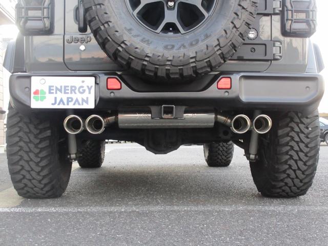 ジープ・ラングラーアンリミテッド ウィリス ラフカントリーリフトUP/JAOSマフラー/2024年製オープンカントリー35タイヤ/黒革シートカバー/前後バンパー/ロックレール/カスタムフードカバー+ラッチ+ドアバイザー/社外テール/背面キット(15枚目)