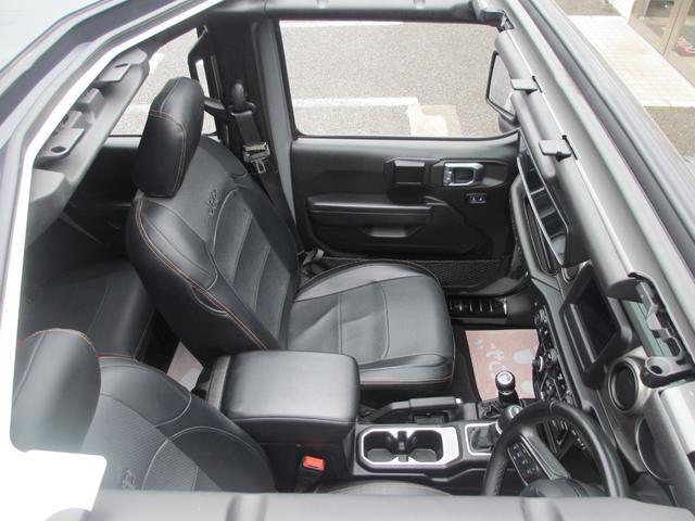 ジープ・ラングラーアンリミテッド ウィリス ラフカントリーリフトUP/JAOSマフラー/2024年製オープンカントリー35タイヤ/黒革シートカバー/前後バンパー/ロックレール/カスタムフードカバー+ラッチ+ドアバイザー/社外テール/背面キット(16枚目)