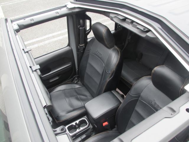 ジープ・ラングラーアンリミテッド ウィリス ラフカントリーリフトUP/JAOSマフラー/2024年製オープンカントリー35タイヤ/黒革シートカバー/前後バンパー/ロックレール/カスタムフードカバー+ラッチ+ドアバイザー/社外テール/背面キット(17枚目)