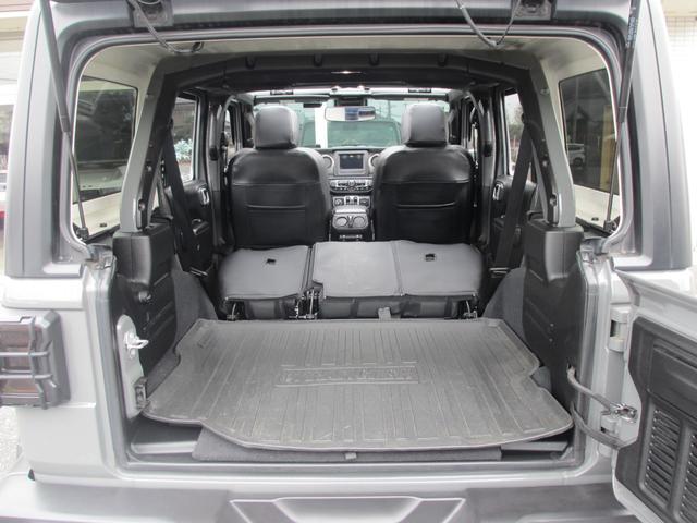 ジープ・ラングラーアンリミテッド ウィリス ラフカントリーリフトUP/JAOSマフラー/2024年製オープンカントリー35タイヤ/黒革シートカバー/前後バンパー/ロックレール/カスタムフードカバー+ラッチ+ドアバイザー/社外テール/背面キット(19枚目)