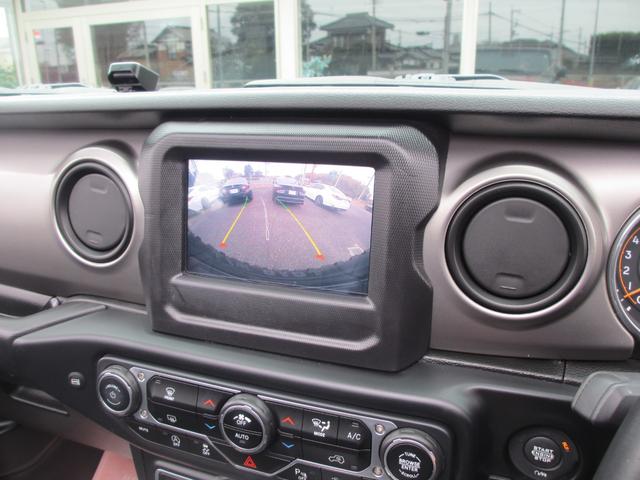 ジープ・ラングラーアンリミテッド ウィリス ラフカントリーリフトUP/JAOSマフラー/2024年製オープンカントリー35タイヤ/黒革シートカバー/前後バンパー/ロックレール/カスタムフードカバー+ラッチ+ドアバイザー/社外テール/背面キット(20枚目)