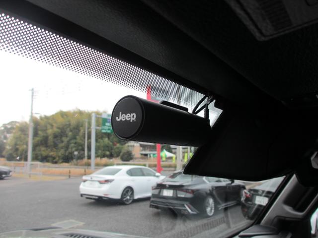 ジープ・ラングラーアンリミテッド ウィリス ラフカントリーリフトUP/JAOSマフラー/2024年製オープンカントリー35タイヤ/黒革シートカバー/前後バンパー/ロックレール/カスタムフードカバー+ラッチ+ドアバイザー/社外テール/背面キット(22枚目)