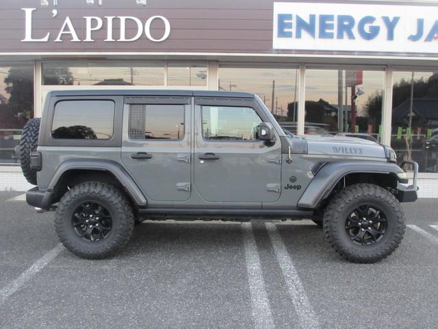 ジープ・ラングラーアンリミテッド ウィリス ラフカントリーリフトUP/JAOSマフラー/2024年製オープンカントリー35タイヤ/黒革シートカバー/前後バンパー/ロックレール/カスタムフードカバー+ラッチ+ドアバイザー/社外テール/背面キット(25枚目)