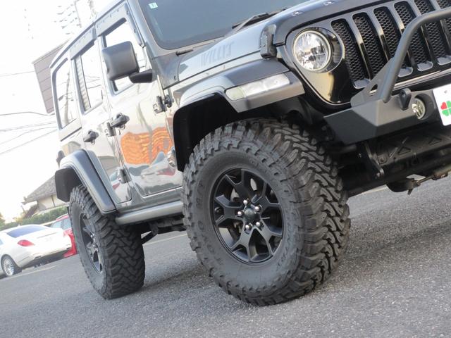 ジープ・ラングラーアンリミテッド ウィリス ラフカントリーリフトUP/JAOSマフラー/2024年製オープンカントリー35タイヤ/黒革シートカバー/前後バンパー/ロックレール/カスタムフードカバー+ラッチ+ドアバイザー/社外テール/背面キット(31枚目)