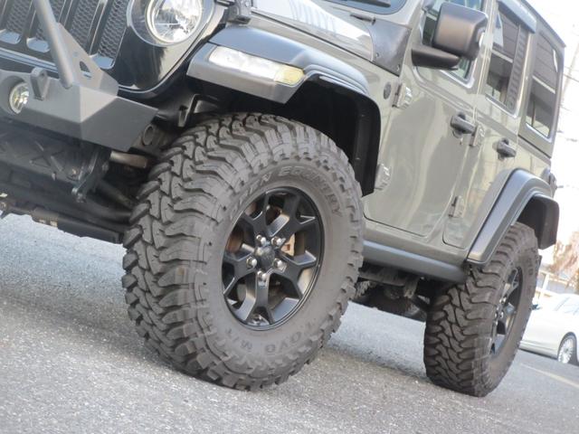 ジープ・ラングラーアンリミテッド ウィリス ラフカントリーリフトUP/JAOSマフラー/2024年製オープンカントリー35タイヤ/黒革シートカバー/前後バンパー/ロックレール/カスタムフードカバー+ラッチ+ドアバイザー/社外テール/背面キット(32枚目)