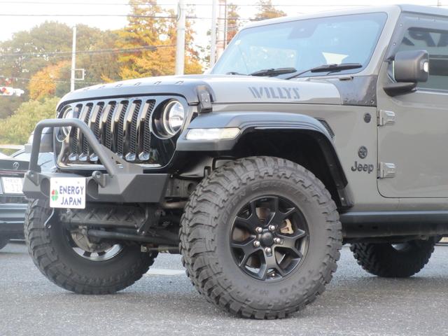 ジープ・ラングラーアンリミテッド ウィリス ラフカントリーリフトUP/JAOSマフラー/2024年製オープンカントリー35タイヤ/黒革シートカバー/前後バンパー/ロックレール/カスタムフードカバー+ラッチ+ドアバイザー/社外テール/背面キット(34枚目)