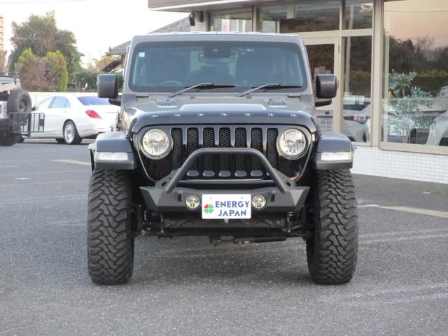 ジープ・ラングラーアンリミテッド ウィリス ラフカントリーリフトUP/JAOSマフラー/2024年製オープンカントリー35タイヤ/黒革シートカバー/前後バンパー/ロックレール/カスタムフードカバー+ラッチ+ドアバイザー/社外テール/背面キット(35枚目)