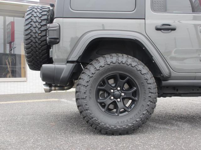ジープ・ラングラーアンリミテッド ウィリス ラフカントリーリフトUP/JAOSマフラー/2024年製オープンカントリー35タイヤ/黒革シートカバー/前後バンパー/ロックレール/カスタムフードカバー+ラッチ+ドアバイザー/社外テール/背面キット(39枚目)