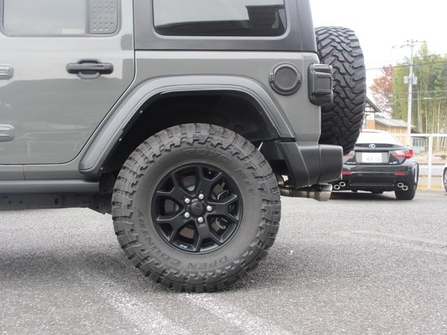 ジープ・ラングラーアンリミテッド ウィリス ラフカントリーリフトUP/JAOSマフラー/2024年製オープンカントリー35タイヤ/黒革シートカバー/前後バンパー/ロックレール/カスタムフードカバー+ラッチ+ドアバイザー/社外テール/背面キット(40枚目)
