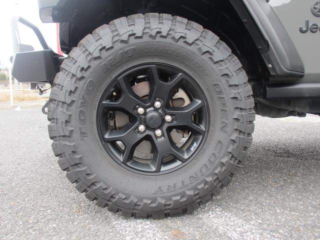 ジープ・ラングラーアンリミテッド ウィリス ラフカントリーリフトUP/JAOSマフラー/2024年製オープンカントリー35タイヤ/黒革シートカバー/前後バンパー/ロックレール/カスタムフードカバー+ラッチ+ドアバイザー/社外テール/背面キット(41枚目)