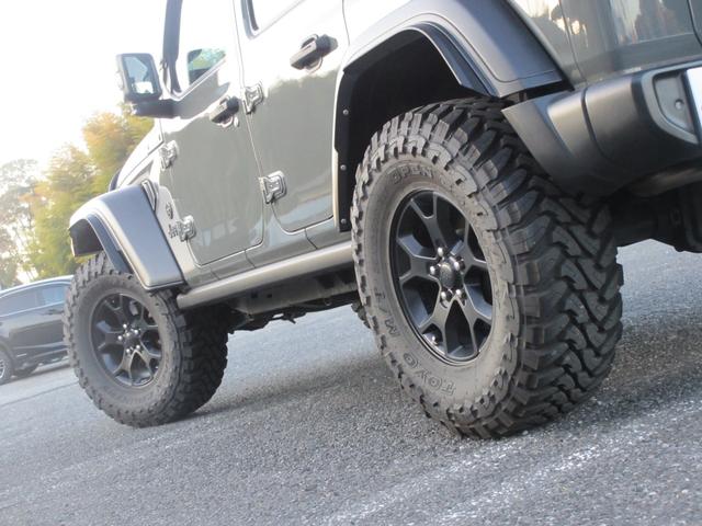 ジープ・ラングラーアンリミテッド ウィリス ラフカントリーリフトUP/JAOSマフラー/2024年製オープンカントリー35タイヤ/黒革シートカバー/前後バンパー/ロックレール/カスタムフードカバー+ラッチ+ドアバイザー/社外テール/背面キット(42枚目)