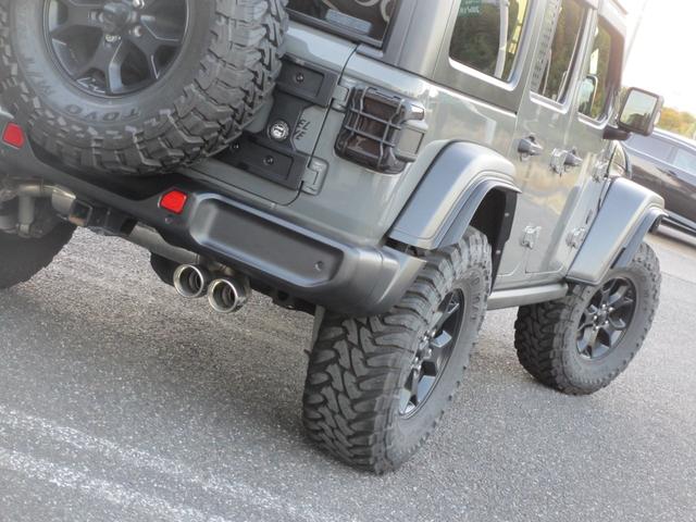 ジープ・ラングラーアンリミテッド ウィリス ラフカントリーリフトUP/JAOSマフラー/2024年製オープンカントリー35タイヤ/黒革シートカバー/前後バンパー/ロックレール/カスタムフードカバー+ラッチ+ドアバイザー/社外テール/背面キット(45枚目)