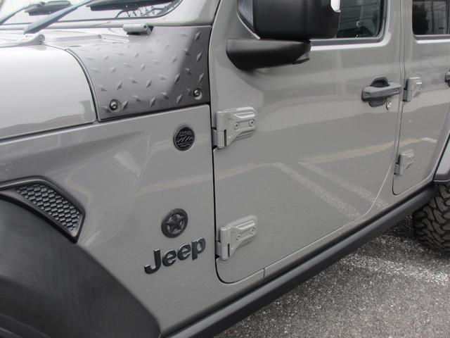 ジープ・ラングラーアンリミテッド ウィリス ラフカントリーリフトUP/JAOSマフラー/2024年製オープンカントリー35タイヤ/黒革シートカバー/前後バンパー/ロックレール/カスタムフードカバー+ラッチ+ドアバイザー/社外テール/背面キット(49枚目)