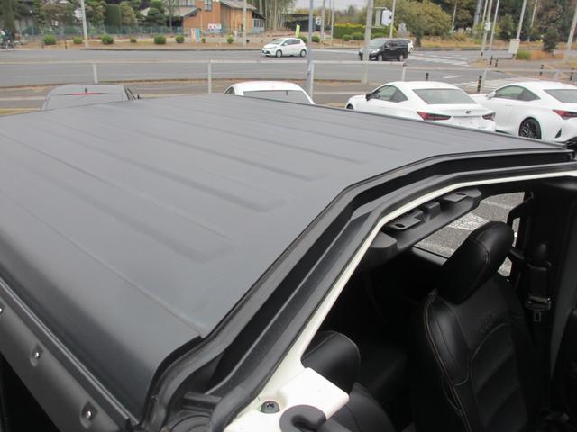 ジープ・ラングラーアンリミテッド ウィリス ラフカントリーリフトUP/JAOSマフラー/2024年製オープンカントリー35タイヤ/黒革シートカバー/前後バンパー/ロックレール/カスタムフードカバー+ラッチ+ドアバイザー/社外テール/背面キット(50枚目)