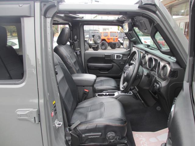 ジープ・ラングラーアンリミテッド ウィリス ラフカントリーリフトUP/JAOSマフラー/2024年製オープンカントリー35タイヤ/黒革シートカバー/前後バンパー/ロックレール/カスタムフードカバー+ラッチ+ドアバイザー/社外テール/背面キット(51枚目)