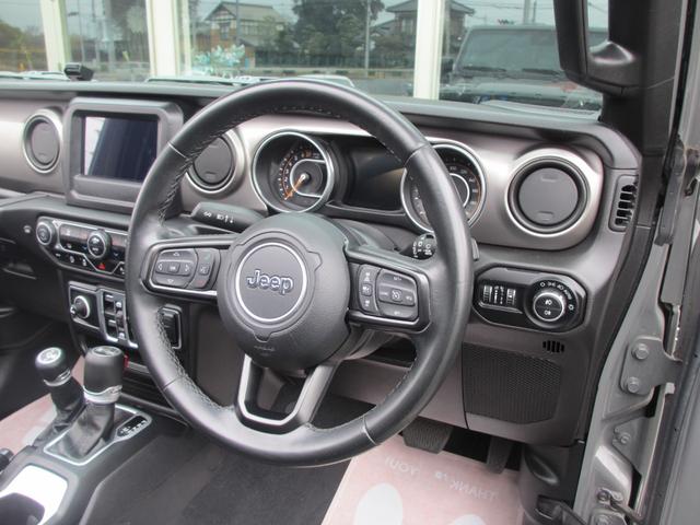 ジープ・ラングラーアンリミテッド ウィリス ラフカントリーリフトUP/JAOSマフラー/2024年製オープンカントリー35タイヤ/黒革シートカバー/前後バンパー/ロックレール/カスタムフードカバー+ラッチ+ドアバイザー/社外テール/背面キット(52枚目)