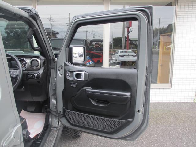 ジープ・ラングラーアンリミテッド ウィリス ラフカントリーリフトUP/JAOSマフラー/2024年製オープンカントリー35タイヤ/黒革シートカバー/前後バンパー/ロックレール/カスタムフードカバー+ラッチ+ドアバイザー/社外テール/背面キット(54枚目)