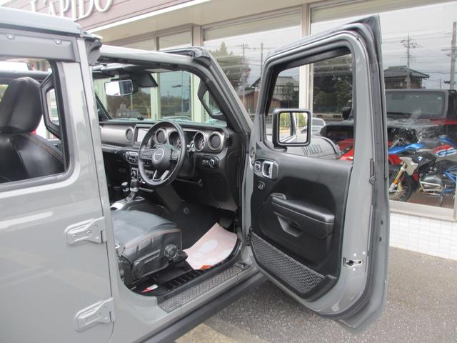 ジープ・ラングラーアンリミテッド ウィリス ラフカントリーリフトUP/JAOSマフラー/2024年製オープンカントリー35タイヤ/黒革シートカバー/前後バンパー/ロックレール/カスタムフードカバー+ラッチ+ドアバイザー/社外テール/背面キット(55枚目)