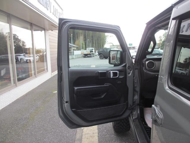 ジープ・ラングラーアンリミテッド ウィリス ラフカントリーリフトUP/JAOSマフラー/2024年製オープンカントリー35タイヤ/黒革シートカバー/前後バンパー/ロックレール/カスタムフードカバー+ラッチ+ドアバイザー/社外テール/背面キット(60枚目)