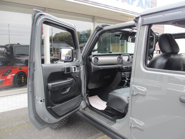 ジープ・ラングラーアンリミテッド ウィリス ラフカントリーリフトUP/JAOSマフラー/2024年製オープンカントリー35タイヤ/黒革シートカバー/前後バンパー/ロックレール/カスタムフードカバー+ラッチ+ドアバイザー/社外テール/背面キット(61枚目)