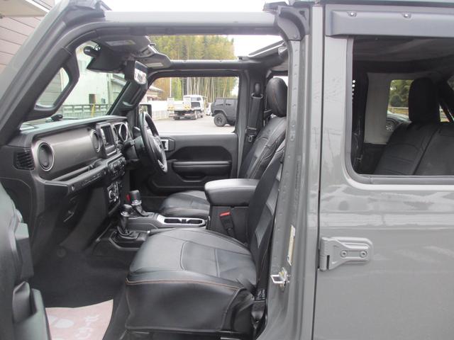 ジープ・ラングラーアンリミテッド ウィリス ラフカントリーリフトUP/JAOSマフラー/2024年製オープンカントリー35タイヤ/黒革シートカバー/前後バンパー/ロックレール/カスタムフードカバー+ラッチ+ドアバイザー/社外テール/背面キット(62枚目)