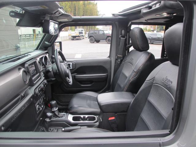 ジープ・ラングラーアンリミテッド ウィリス ラフカントリーリフトUP/JAOSマフラー/2024年製オープンカントリー35タイヤ/黒革シートカバー/前後バンパー/ロックレール/カスタムフードカバー+ラッチ+ドアバイザー/社外テール/背面キット(63枚目)