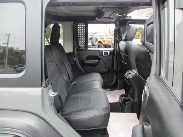 ジープ・ラングラーアンリミテッド ウィリス ラフカントリーリフトUP/JAOSマフラー/2024年製オープンカントリー35タイヤ/黒革シートカバー/前後バンパー/ロックレール/カスタムフードカバー+ラッチ+ドアバイザー/社外テール/背面キット(64枚目)