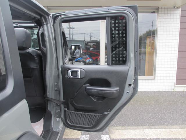 ジープ・ラングラーアンリミテッド ウィリス ラフカントリーリフトUP/JAOSマフラー/2024年製オープンカントリー35タイヤ/黒革シートカバー/前後バンパー/ロックレール/カスタムフードカバー+ラッチ+ドアバイザー/社外テール/背面キット(65枚目)