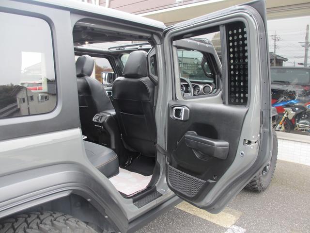 ジープ・ラングラーアンリミテッド ウィリス ラフカントリーリフトUP/JAOSマフラー/2024年製オープンカントリー35タイヤ/黒革シートカバー/前後バンパー/ロックレール/カスタムフードカバー+ラッチ+ドアバイザー/社外テール/背面キット(66枚目)