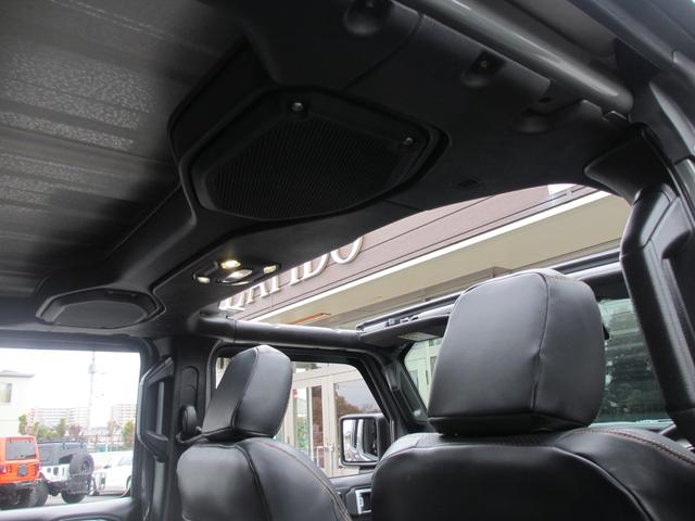 ジープ・ラングラーアンリミテッド ウィリス ラフカントリーリフトUP/JAOSマフラー/2024年製オープンカントリー35タイヤ/黒革シートカバー/前後バンパー/ロックレール/カスタムフードカバー+ラッチ+ドアバイザー/社外テール/背面キット(68枚目)