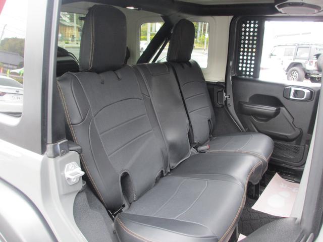 ジープ・ラングラーアンリミテッド ウィリス ラフカントリーリフトUP/JAOSマフラー/2024年製オープンカントリー35タイヤ/黒革シートカバー/前後バンパー/ロックレール/カスタムフードカバー+ラッチ+ドアバイザー/社外テール/背面キット(70枚目)