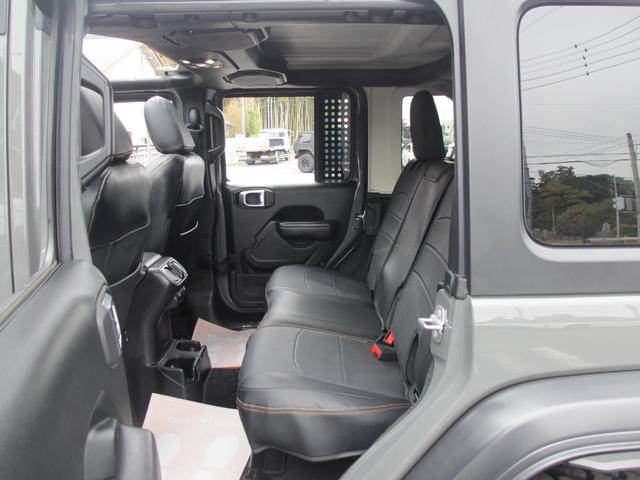 ジープ・ラングラーアンリミテッド ウィリス ラフカントリーリフトUP/JAOSマフラー/2024年製オープンカントリー35タイヤ/黒革シートカバー/前後バンパー/ロックレール/カスタムフードカバー+ラッチ+ドアバイザー/社外テール/背面キット(71枚目)