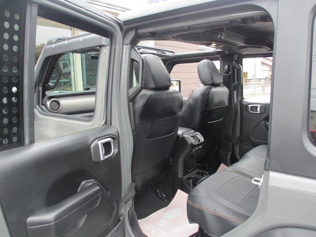 ジープ・ラングラーアンリミテッド ウィリス ラフカントリーリフトUP/JAOSマフラー/2024年製オープンカントリー35タイヤ/黒革シートカバー/前後バンパー/ロックレール/カスタムフードカバー+ラッチ+ドアバイザー/社外テール/背面キット(72枚目)