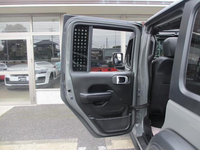 ジープ・ラングラーアンリミテッド ウィリス ラフカントリーリフトUP/JAOSマフラー/2024年製オープンカントリー35タイヤ/黒革シートカバー/前後バンパー/ロックレール/カスタムフードカバー+ラッチ+ドアバイザー/社外テール/背面キット(73枚目)